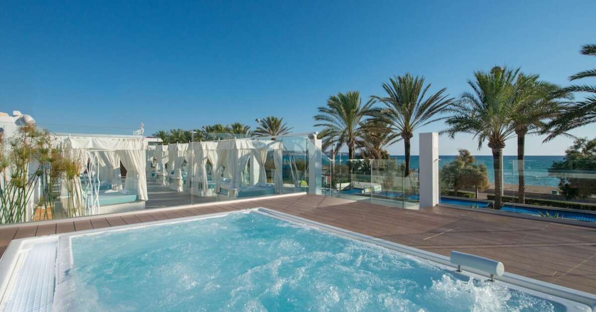 Een foto van het zwembad bij Iberostar Waves Bahia de Palma
