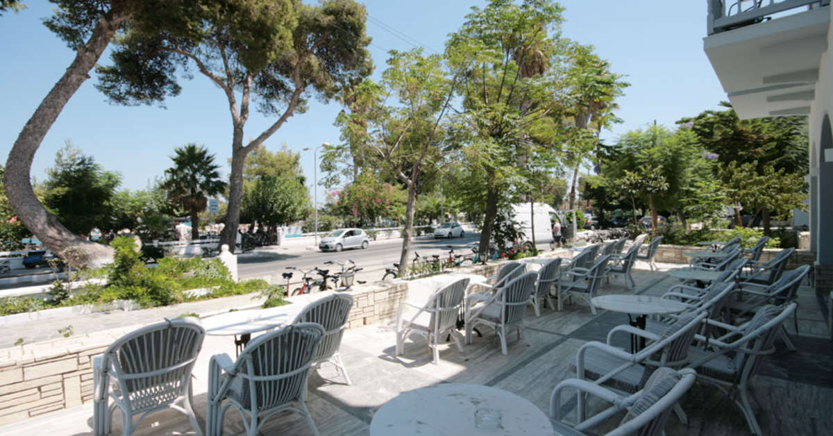 Een foto van het terras bij Theodorou Beach Hotel