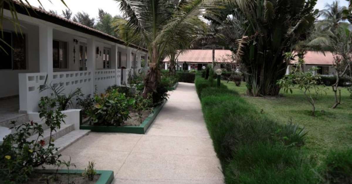 Een foto van het terras bij Holiday Beach Club Hotel