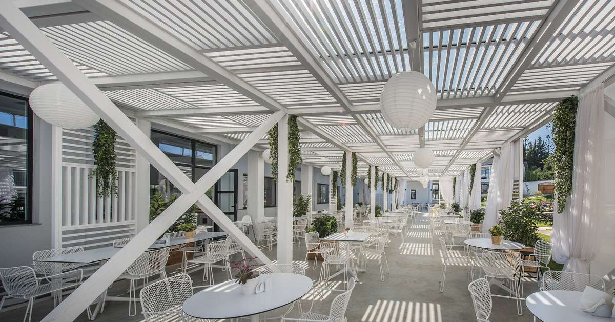 Een foto van het terras bij Aqua Bay Hotel