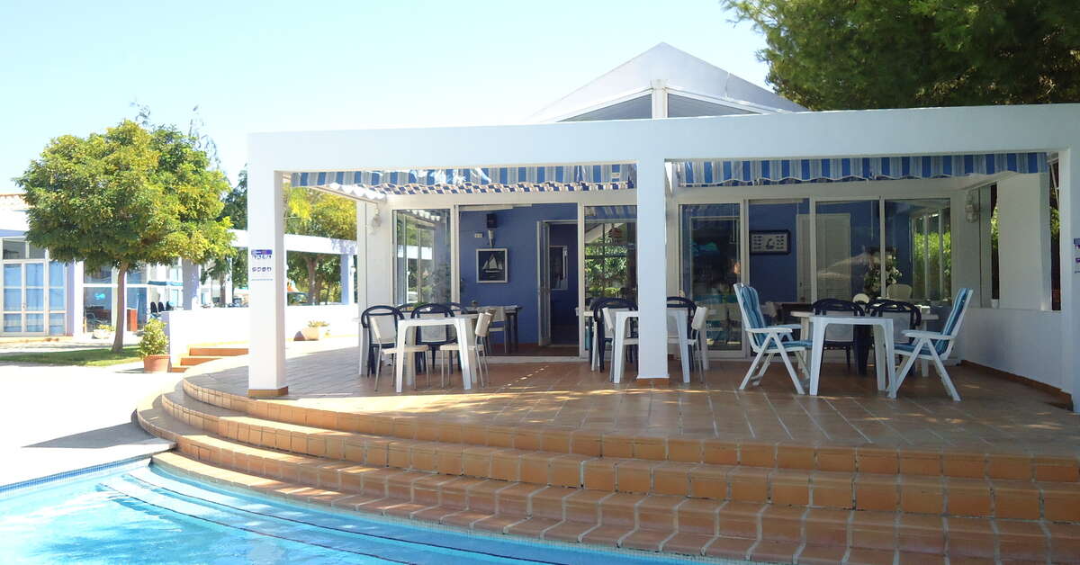 Een foto van het terras bij Club Ciudadela