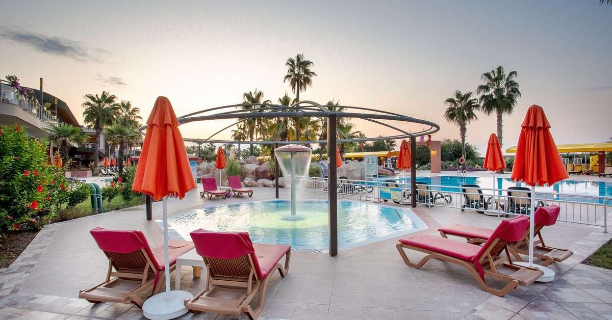 Een foto van het zwembad bij Pine Beach Belek