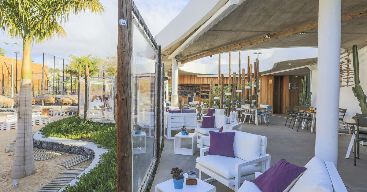 Een foto van het terras bij Baobab Suites