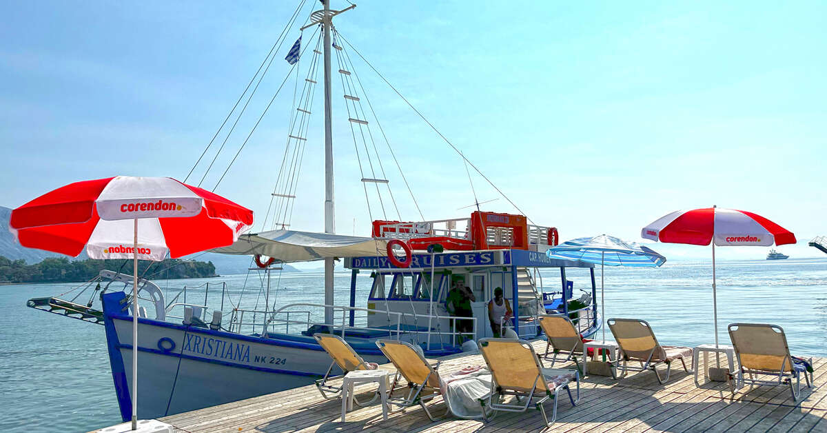 Een foto van het terras bij Dassia Beach Hotel