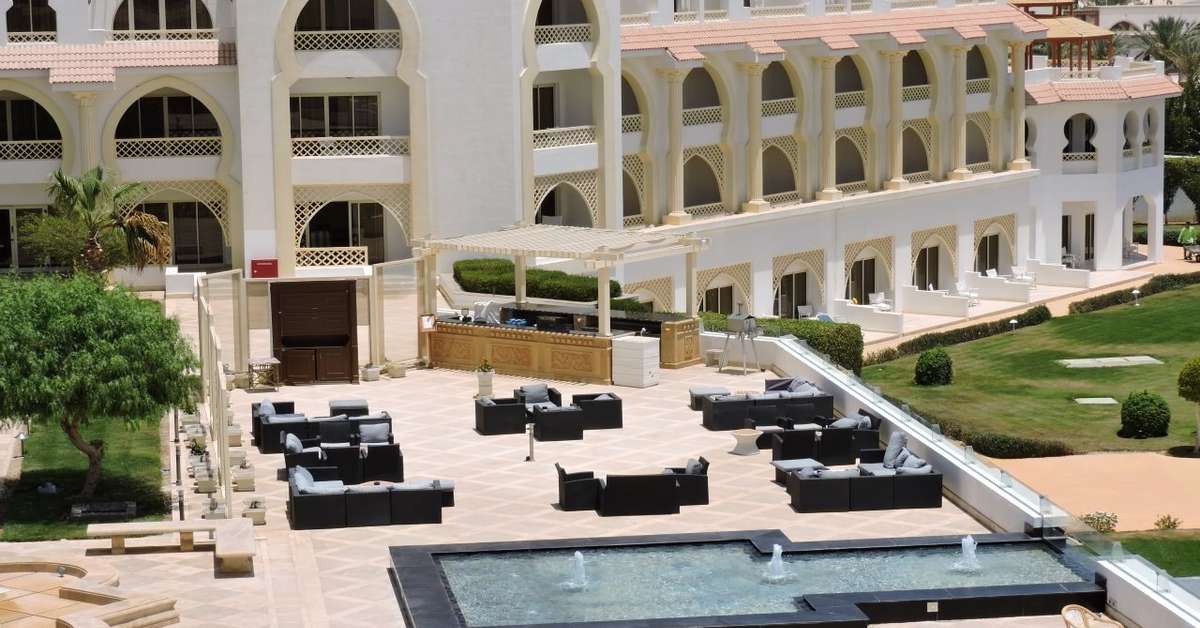 Een foto van het terras bij Old Palace Resort