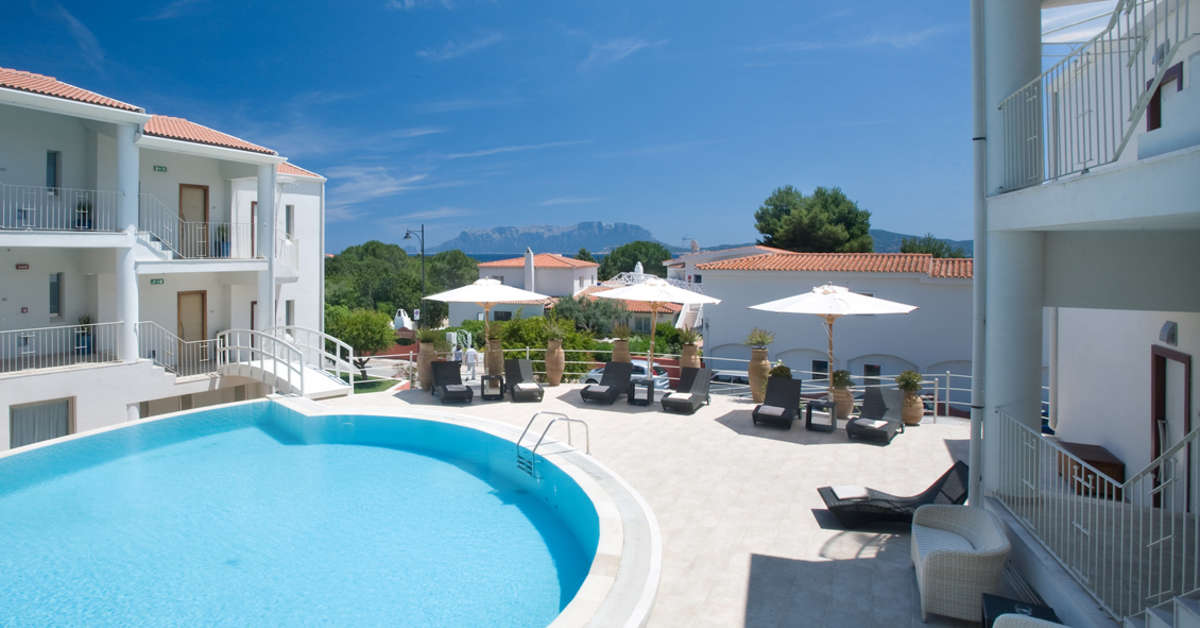 Een foto van het zwembad bij The Pelican Beach Resort & Spa