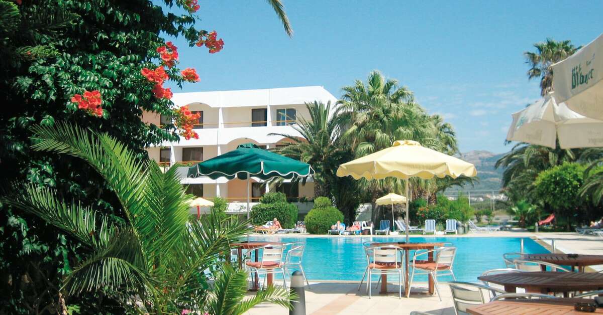 Een foto van het terras bij Tigaki Beach Hotel