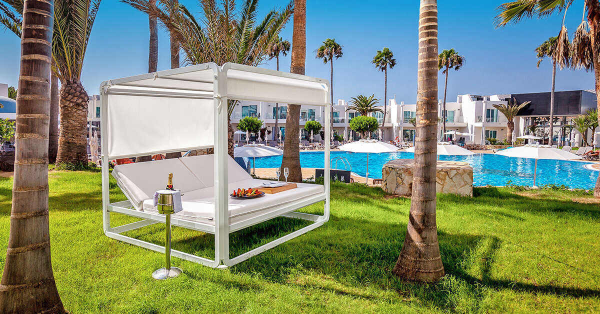 Een foto van het terras bij Barcelo Corralejo Sands