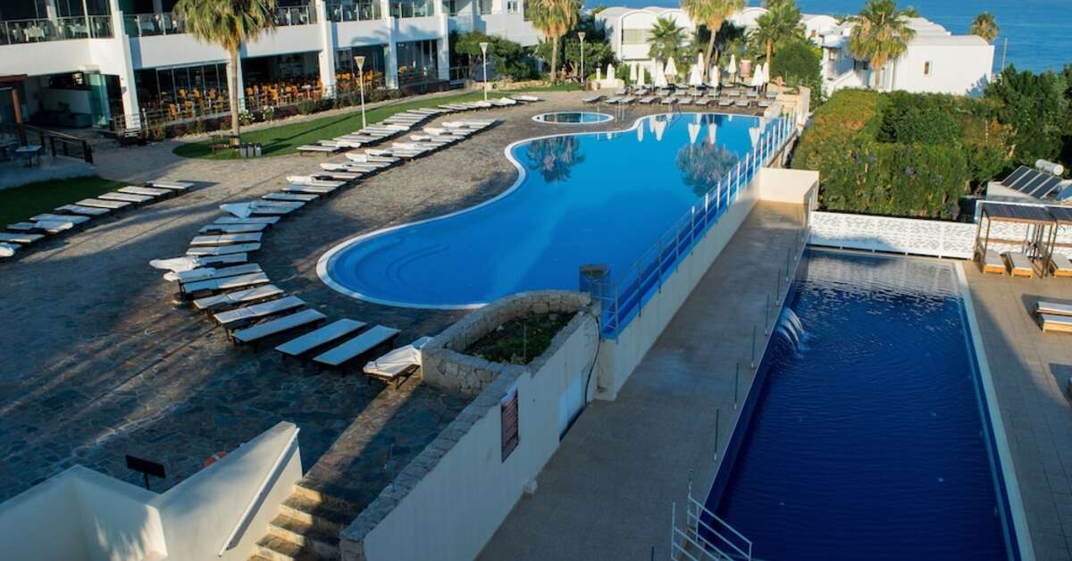 Een foto van het zwembad bij Theo Sunset Bay Hotel