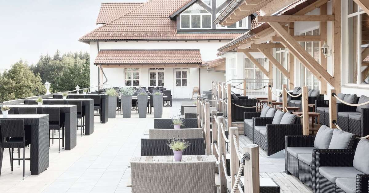 Een foto van het terras bij Burghotel Am Hohen Bogen