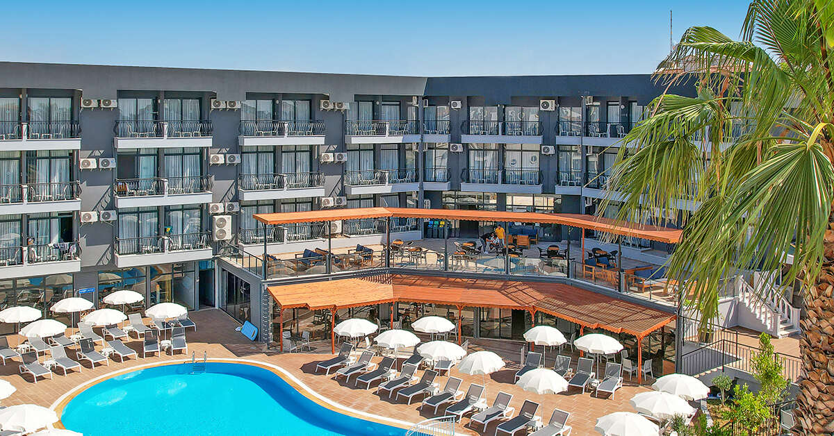 Een foto van het zwembad bij Clover Magic Park Side Hotel