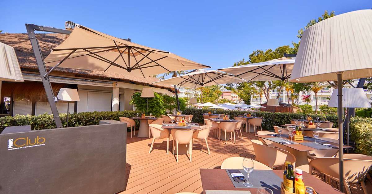 Een foto van het terras bij Prinsotel La Dorada