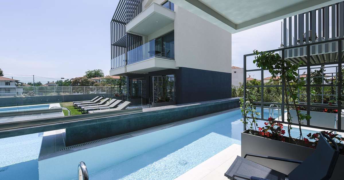 Een foto van het zwembad bij Serenity Suites