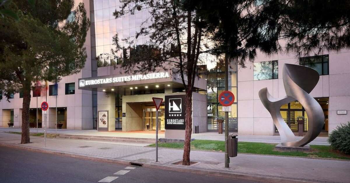 Een foto van de buitenkant van Eurostars Suites Mirasierra