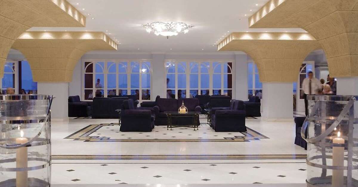 Een foto van het interieur van Mitsis Summer Palace Beach Hotel