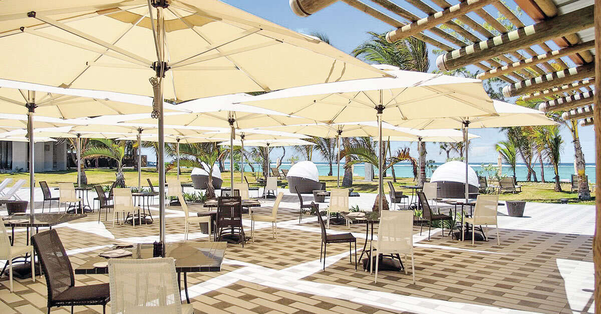 Een foto van het terras bij Crystals Beach Resort Belle Mare