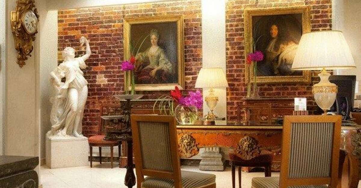 Een foto van de buitenkant van Hotel Plaza Elysees