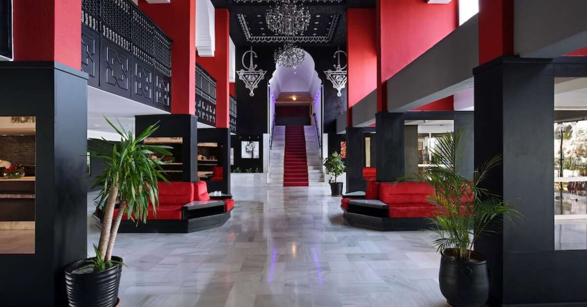 Een foto van het interieur van Anezi Tower