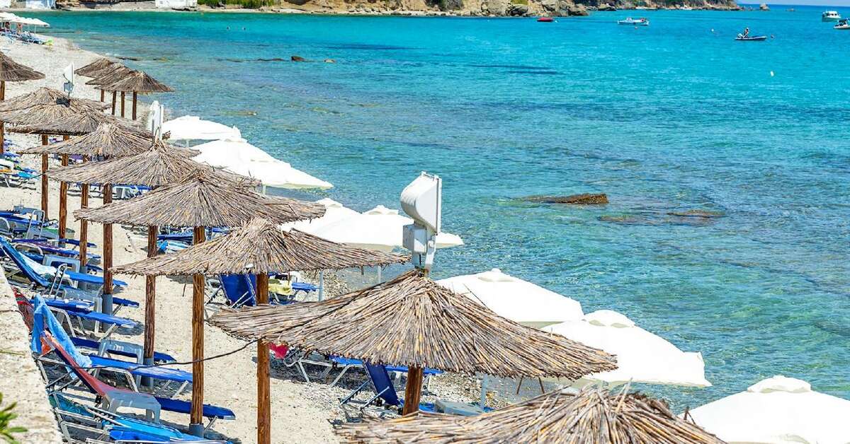 Een foto van het strand bij Xenios Dolphin Beach