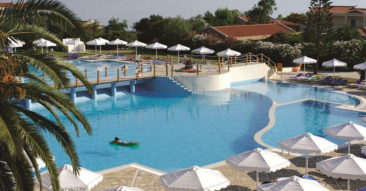 Een foto van het zwembad bij Roda Beach Resort & Spa