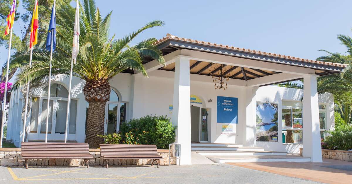 Een foto van de buitenkant van Hotel Club Es Talaial