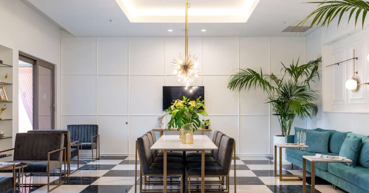 Een foto van het interieur van Akra V Hotel