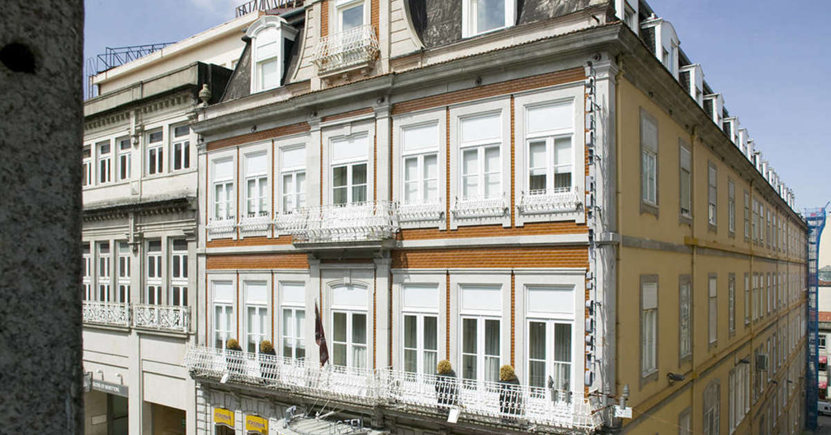 Ein Foto von der Außenansicht des Grande Hotel Do Porto