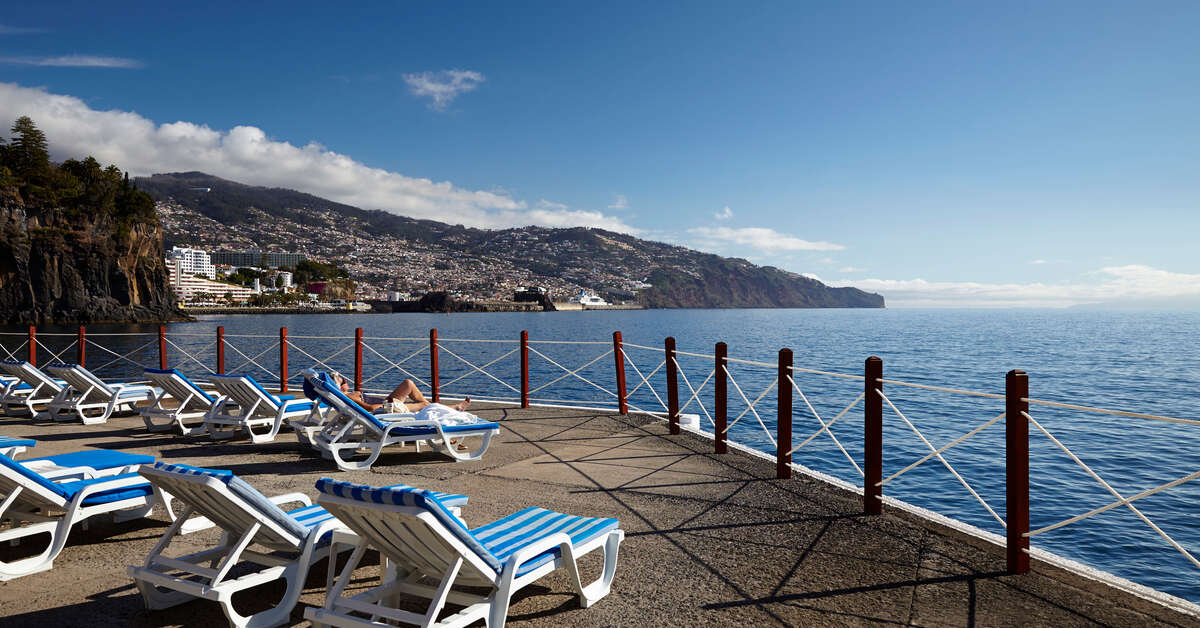 Een foto van het terras bij Hotel Bay The Cliff Bay