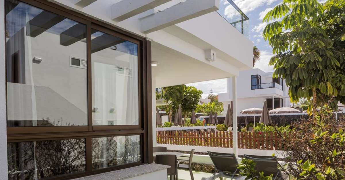 Een foto van het terras bij Coral Dreams Costa Adeje