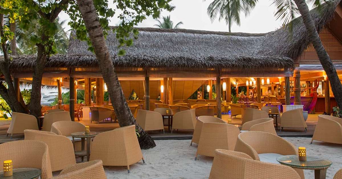 Een foto van het terras bij Kuramathi Island Resort