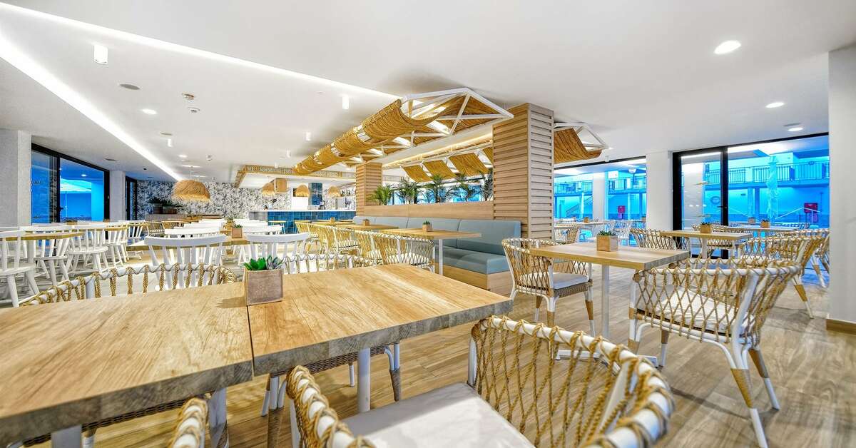 Een foto van het terras bij Broncemar Beach Aparthotel