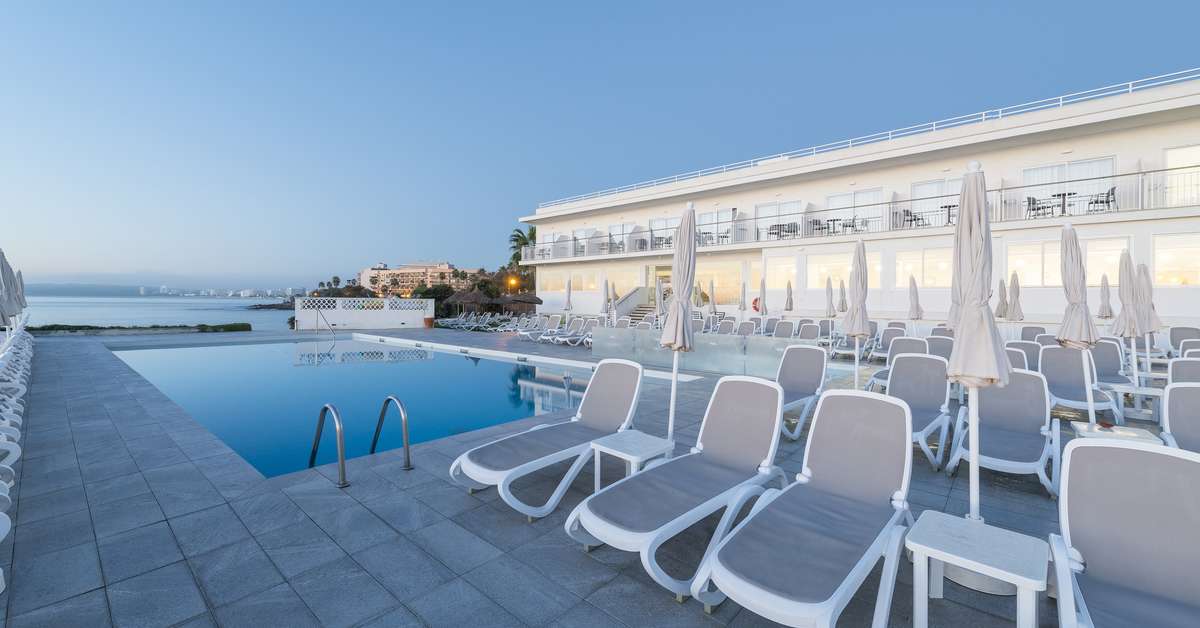 Een foto van het zwembad bij Hotel Atolon & Kaafu Beach Club