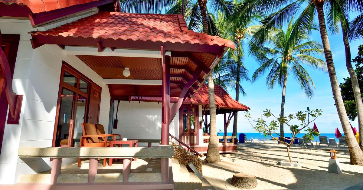 Een foto van de buitenkant van First Bungalow Beach Resort