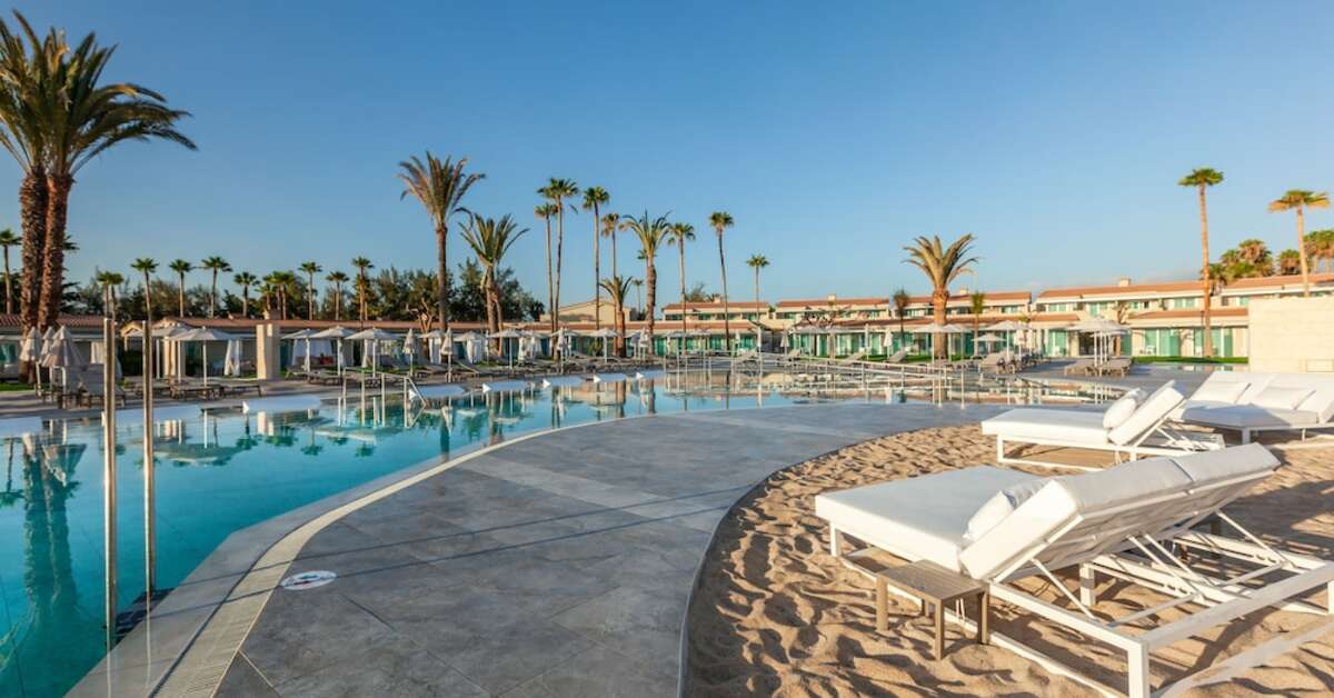 Een foto van het zwembad bij Kumara Serenoa by Lopesan Hotels