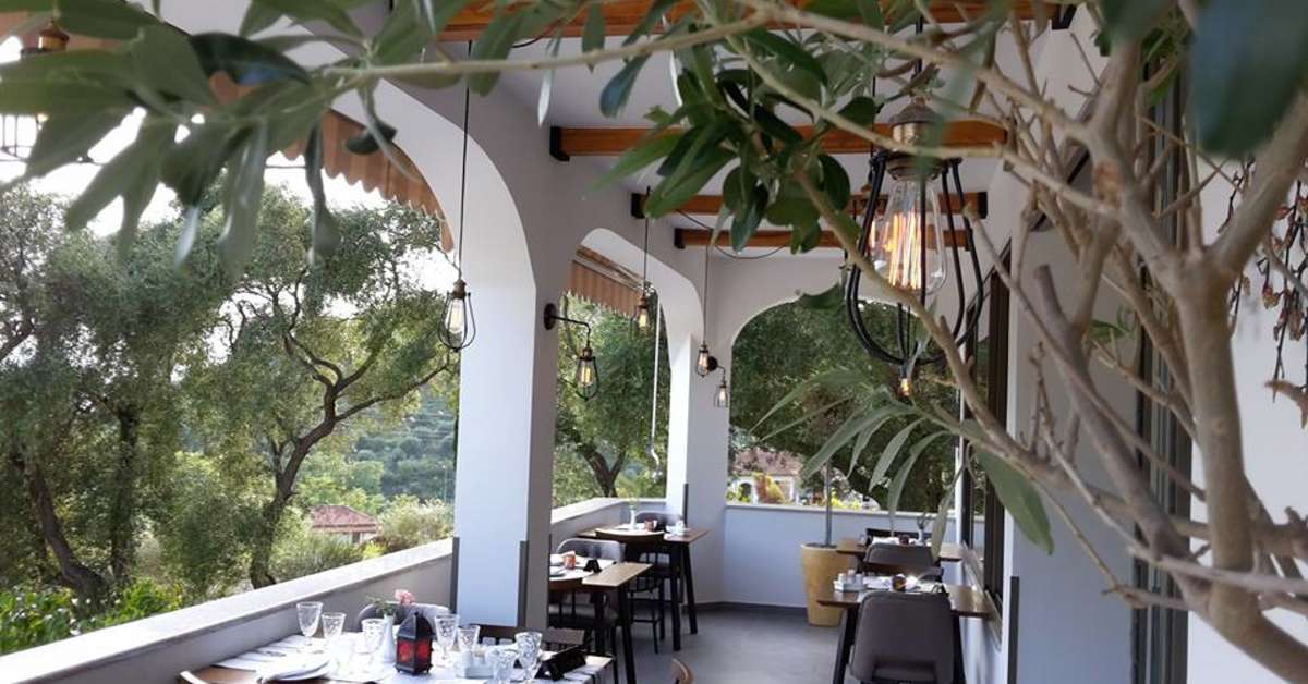 Een foto van het terras bij Adam's Hotel