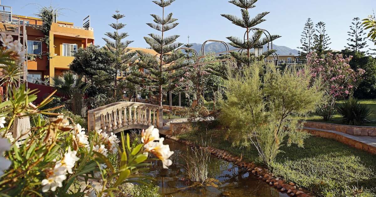 Ein Foto von der Außenansicht des Orpheas Resort