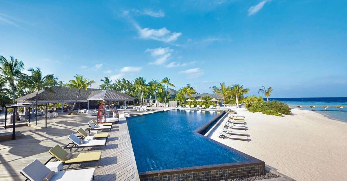 Een foto van het zwembad bij NH Collection Maldives Havodda Resort
