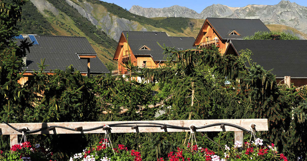 Een foto van de buitenkant van Les Chalets des Ecourt