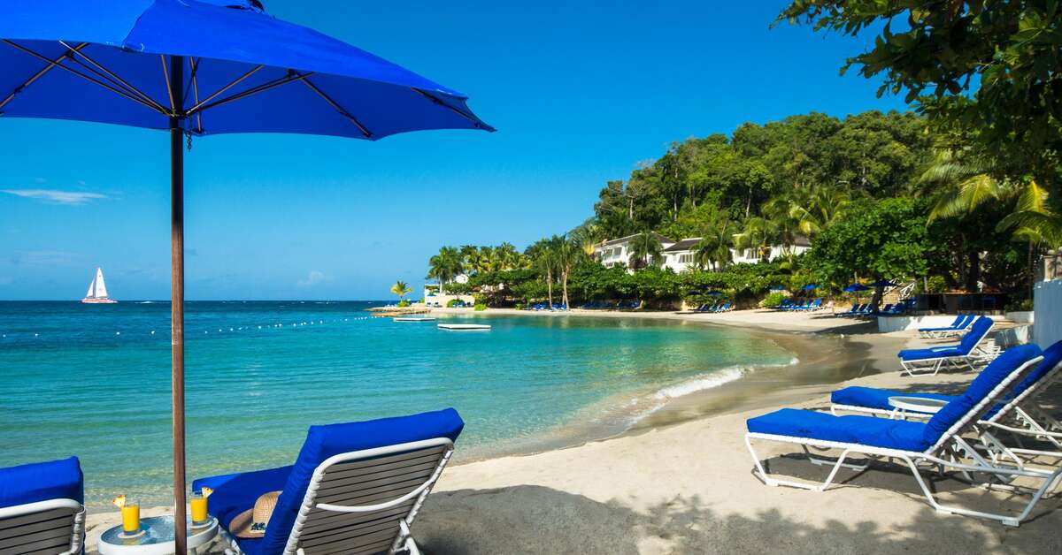 Een foto van het strand bij Round Hill Hotel & Villas