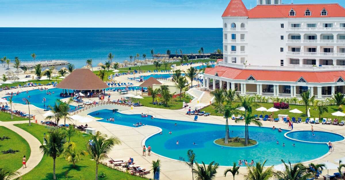 Een foto van het zwembad bij Grand Bahia Principe Jamaica