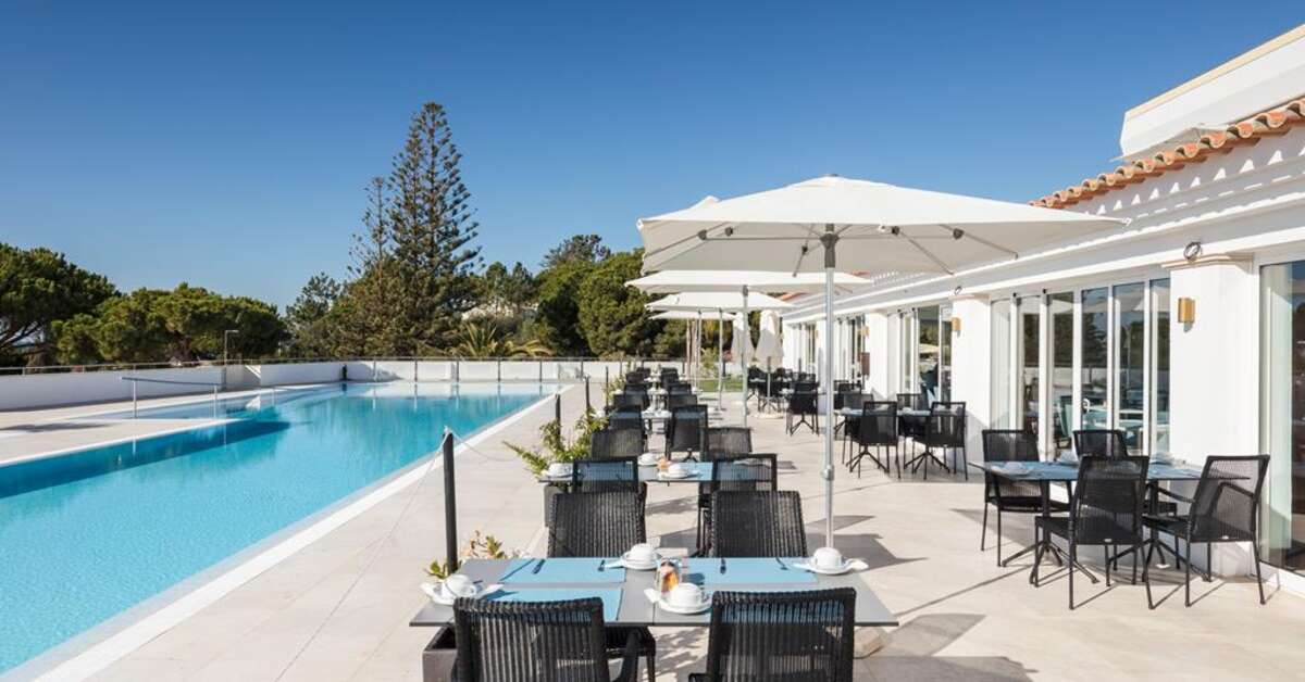 Ein Foto vom Pool im Dona Filipa Hotel