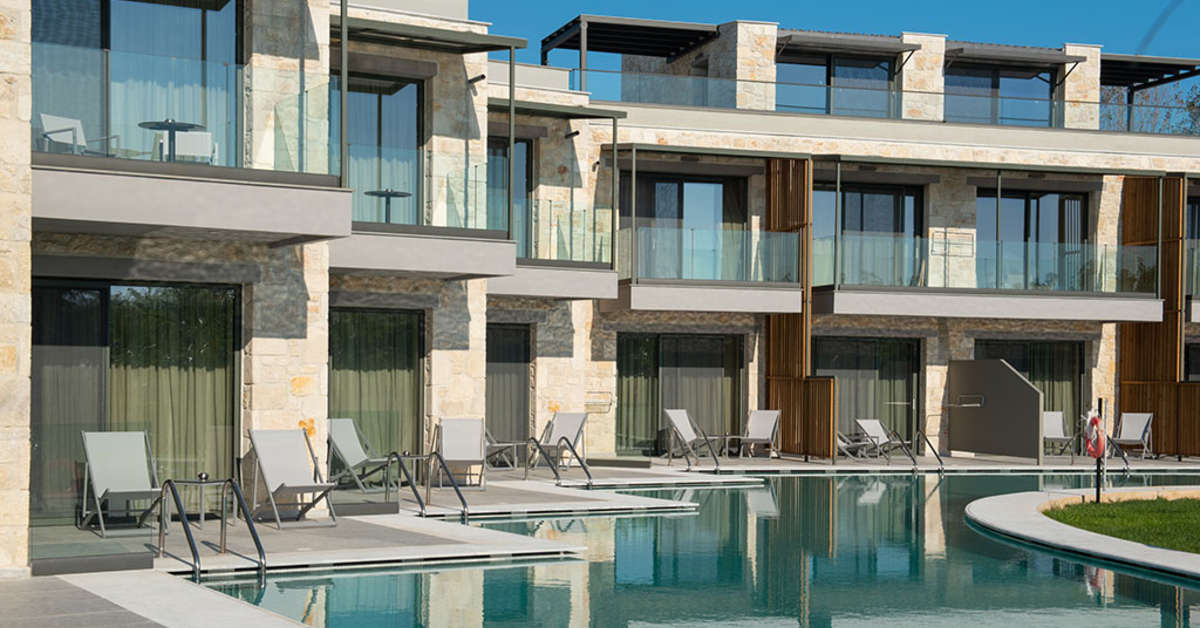Een foto van het zwembad bij Portes Lithos Luxury Resort