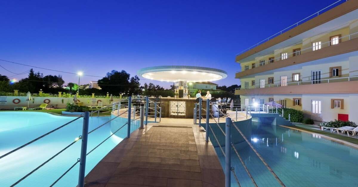 Een foto van het zwembad bij Bayside Hotel Katsaras