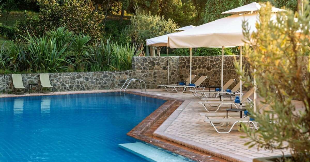 Een foto van het zwembad bij Divani Corfu Palace