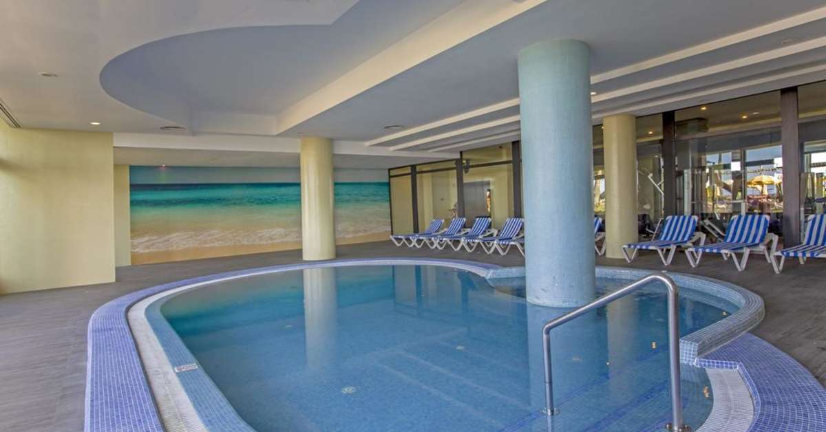 Een foto van de faciliteiten bij Calheta Beach