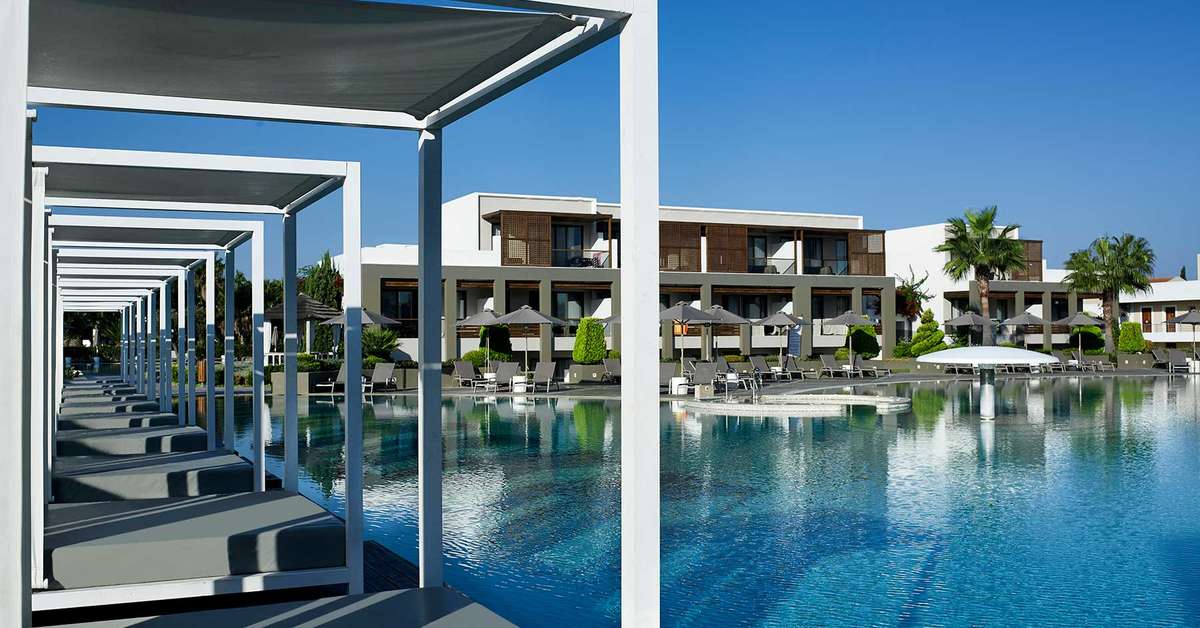 Een foto van het zwembad bij Pelagos Suites Hotel & Spa