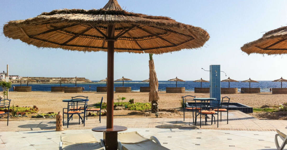 Een foto van het terras bij Coral Sun Beach