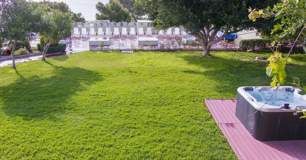 Een foto van het terras bij Agua Beach Hotel