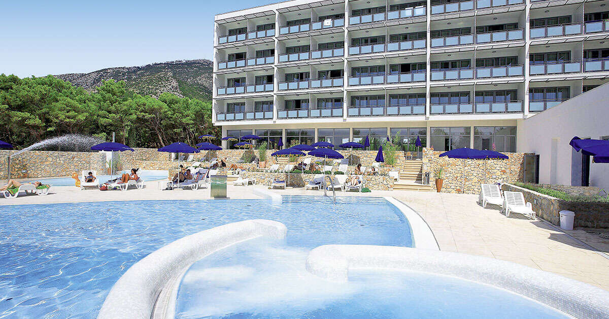 Een foto van het zwembad bij Bluesun Hotel Elaphusa