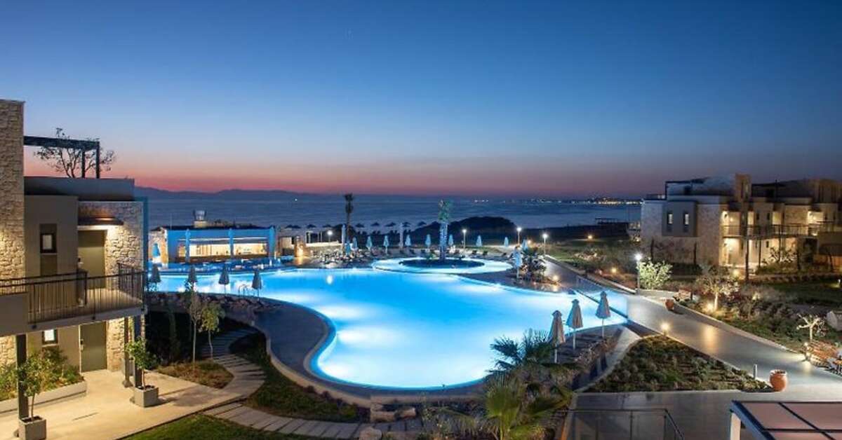 Een foto van het zwembad bij Portes Lithos Luxury Resort